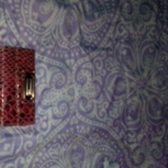 A wallet - Picture 1 of 4